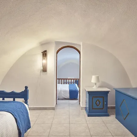 Amphitheater Cave Aparthotel Fira (Santorini)