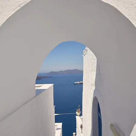 Amphitheater Cave Apartahotel Fira (Santorini)